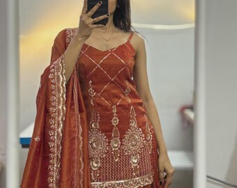 Costume Sharara en georgette brodé de sequins : tenues de mariage indiennes pakistanaises