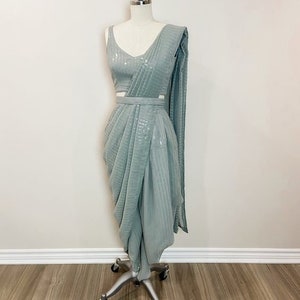 Graues Crop Top mit Dhoti Hose und angehängtem Dupatta Set für Frauen Indo Western Kleid Partykleidung indisches Kleid Dhoti Saree Set Designer Sari 1