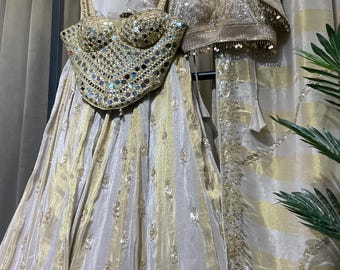 Feito sob encomenda: Lehenga Choli bege brilhante com lantejoulas.