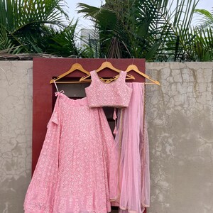 Barn Lehenga Choli: Svart broderad nätklänning, indisk festklädsel bild 7