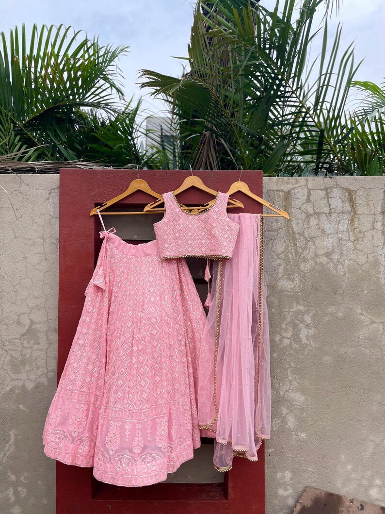 Barn Lehenga Choli: Svart broderad nätklänning, indisk festklädsel bild 7