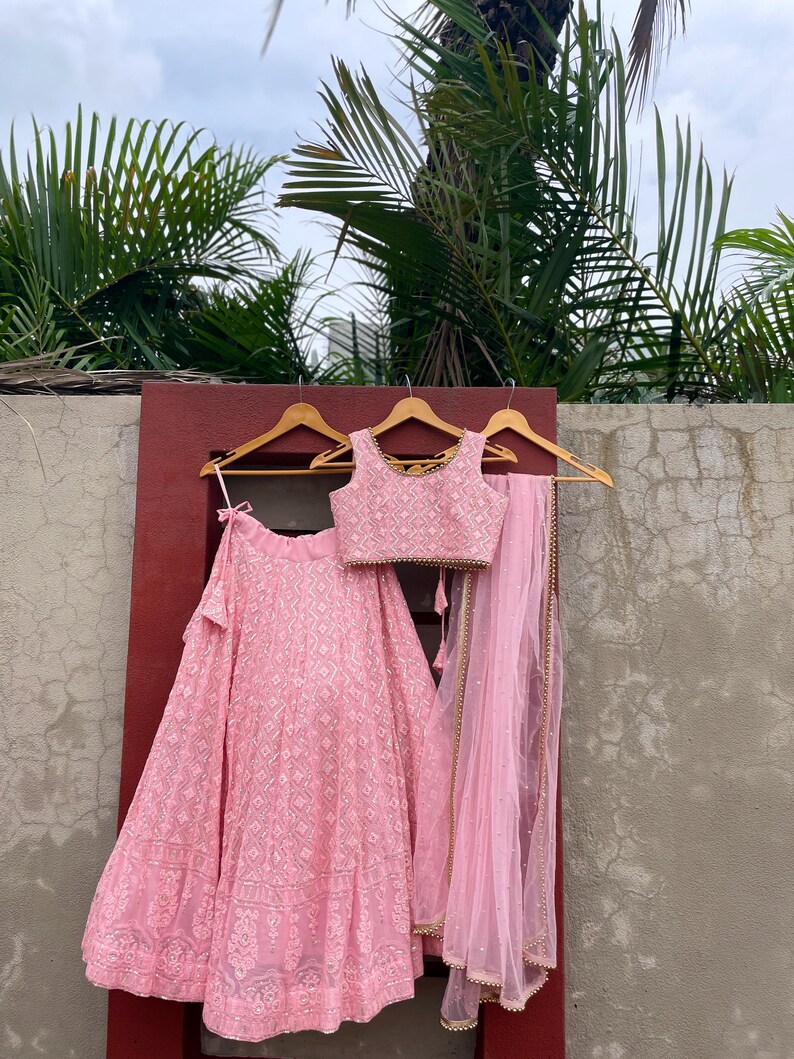 Barn Lehenga Choli: Svart broderad nätklänning, indisk festklädsel bild 8