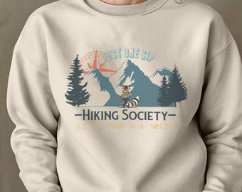 Bluza z nadrukiem „Raccoon Coffee” z kolekcji Hiking Society, odzież „Just One More Sip Adventure”, zabawny sweter do chodzenia po lesie, prezent z humorem na wędrówki na świeżym powietrzu