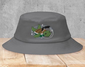 Letni kapelusz typu bucket hat z żółwiem dla miłośników kawy, prezent dla miłośników żółwi, haftowany kapelusz typu bucket hat, żółw w przestrzeni kofeiny, kapelusz plażowy z motywem życia morskiego