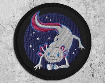 Axolotl Gestickter Aufnäher, Aufnäher für Kleidung, Axolotl Rucksack Patch, Aufnäher für Jeans, Axolotl und Kaffee, Axolotl Liebhaber Geschenk