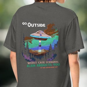 Maglietta da escursionismo "Go Outside", divertente regalo all'aperto per gli amanti dell'escursionismo, umorismo sui rapimenti alieni in stile vintage, avventura all'aperto perfetta per i compleanni