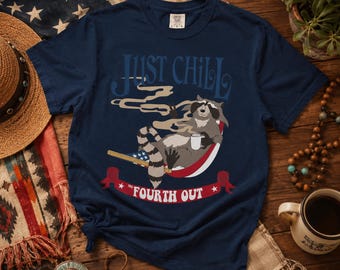 Koszulka Just Chill Fourth Out, zabawny patriotyczny t-shirt z szopem, koszulka z grafiką z okazji 4 lipca, koszulka Americana Boho, koszulka USA Summer