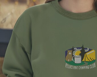 Bluza z haftowanym napisem „Reluctant Camping Club”, zabawny i przytulny sweter outdoorowy, prezent dla introwertycznych miłośników natury, sweter trekkingowy z kofeiną
