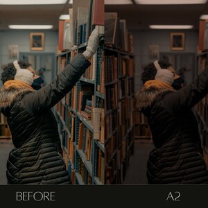 Pu&ograve; includere: Una persona con una giacca nera, paraorecchie bianche e una maschera facciale nera raggiunge un libro su uno scaffale in una biblioteca. Lo scaffale &egrave; pieno di libri di diverse dimensioni e colori.