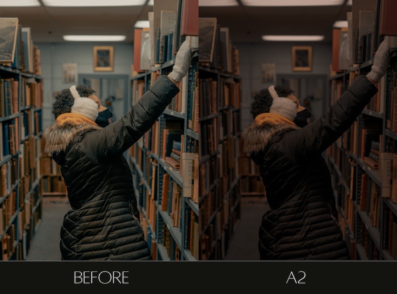 Pu&ograve; includere: Una persona con una giacca nera, paraorecchie bianche e una maschera facciale nera raggiunge un libro su uno scaffale in una biblioteca. Lo scaffale &egrave; pieno di libri di diverse dimensioni e colori.