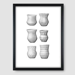 Può includere: Sei disegni a matita in bianco e nero di diversi design di ceramiche. Ogni disegno rappresenta un diverso motivo di linee e forme.