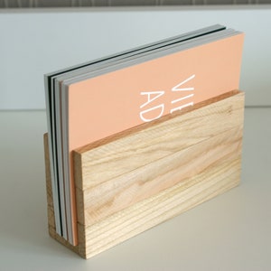 Holzkartenständer / Notizenhalter / Kalenderhalter - handgemacht aus Klötzchen (14 cm x 7 cm x 4 cm)