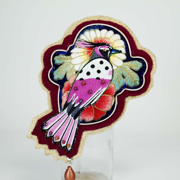 Broche brodée à la main en tissu Japonais feutrine de laine cuir jaseron or style Japonais motifs oiseau fleurs violet et doré.