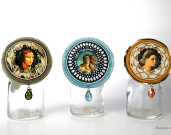 Broche medallón bordado a mano en tela wax, fieltro, cuero, cuentas, ribete dorado, estilo vintage Leonardo da Vinci Botticelli Ingres.