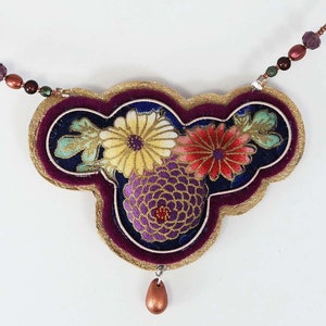 Hand-embroidered necklace or brooch in Japanese wool felt fabric, leather, gold chainmail, Japanese floral Ikebana style, purple, pink and gold.
