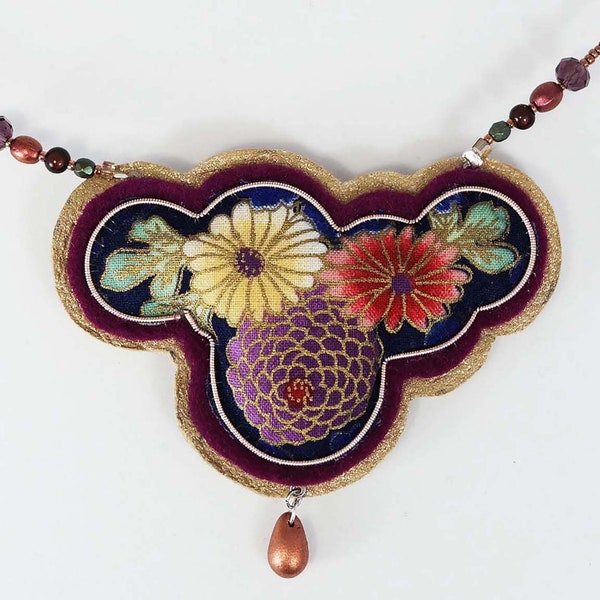 Collier brodé à la main en tissu Japonais feutrine de laine cuir jaseron or, style Japonais fleuri Ikebana violet rose et doré.