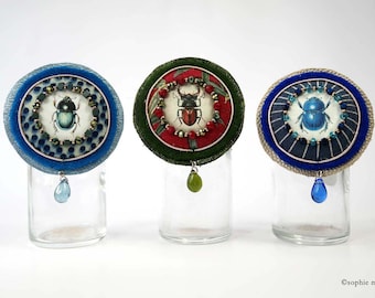 Broche bordado a mano en tela japonesa, fieltro de pura lana, cuero, cuentas Miyuki y ribete facetado bordado en oro, motivo de insectos.