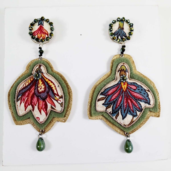 Boucles d'oreilles articulées brodées à la main en tissu motifs fleurs feutrine de laine cuir jaseron or style Indien rose et vert