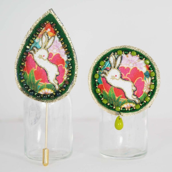 Broche ou fibule brodées à la main motif lapin fleurs tissu japonais feutrine cuir perles miyuki style kawaï lapin Alice Lewis Carroll