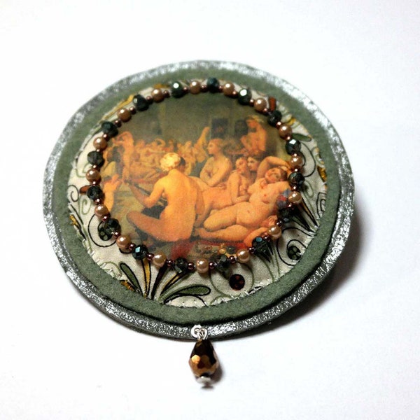 Broche brodée à la main tissu feutrine cuir perles nacrées miyuki et facettes, hommage à Ingres Le bain Turc style orientaliste.