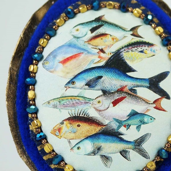 Broche brodée à la main médaillon tissu japonais feutrine cuir perles facettes miyuki jaseron or, style naturaliste poissons.