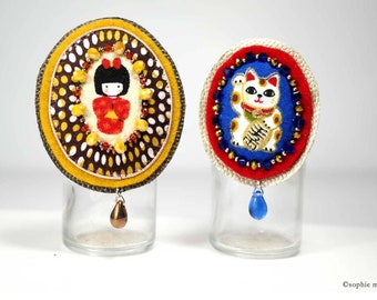 Broche colgante bordado a mano, tela japonesa, fieltro, cuero, cuentas facetadas y jaseron dorado miyuki, estilo Geisha japonesa o Maneki Neko.