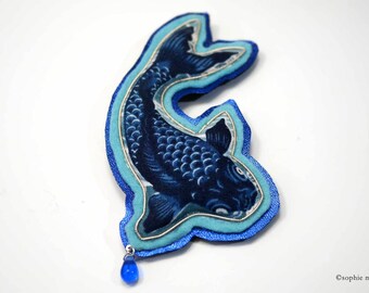 Broche brodée à la main tissu Japonais feutrine pure laine cuir jaseron or brodé, style Japonais poisson carpe Koï.