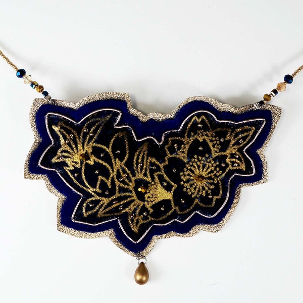 Collier brodé à la main en tissu Japonais motif fleurs feutrine de laine cuir jaseron or brodé style Japonais fleuri Ikebana bleu et or.