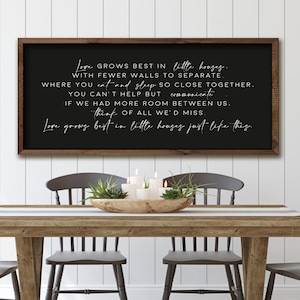 Liebe wächst am besten in kleinen Häusern Zeichen, Liebe wächst am besten in Häusern genau wie dieses Zeichen, Familienzimmer-Zeichen, schwarzer Hintergrund Holzschild