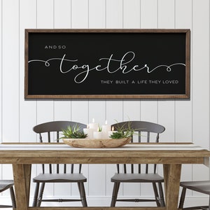 Placa "E Assim Juntos Eles Construíram Uma Vida Que Amavam" | Decoração de Parede para Quarto | Placa de Madeira para Quarto Principal | Decoração Preta