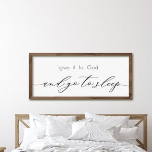 Entregue a Deus e vá dormir | Decoração para quarto principal | Decoração de parede | Arte para parede de quarto | Placas com moldura de madeira | Placa para quarto principal