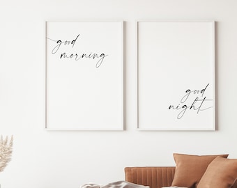 Può includere: Due stampe incorniciate con sfondi bianchi e calligrafia nera. La stampa a sinistra dice "good morning" e la stampa a destra dice "good night". Le stampe sono appese a un muro bianco sopra un divano marrone con una coperta bianca.
