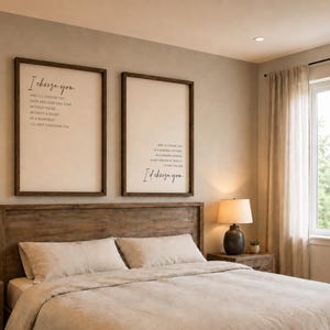 Op de afbeelding: Twee rechthoekige wanddecoraties met donkerhouten lijsten en witte achtergronden, voorzien van zwarte tekst in cursief en drukletters. Het linkerpaneel bevat I choose you, het rechterpaneel I'd choose you, beide met extra regels poëtische tekst.