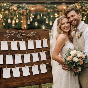 Rustikaler Sitzplan aus Holz für die Hochzeit