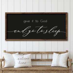 Entregue a Deus e vá dormir | Decoração para quarto principal | Decoração de parede | Arte para parede de quarto | Placas com moldura de madeira | Placa para quarto principal