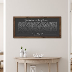 El hombre en la arena Letreros inspiradores con fondo negro / Letrero de decoración del hogar / Decoración de pared de oficina / Letreros motivacionales / Letreros de oficina