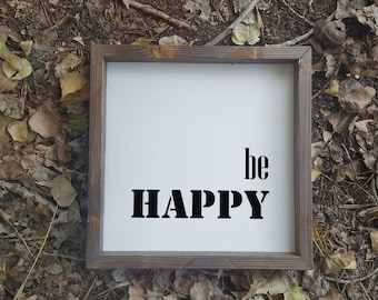 Be Happy-bord met houten lijst: Citaat in boerderijstijl