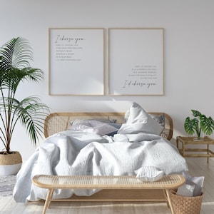 Pu&ograve; includere: Due stampe artistiche incorniciate con testo nero su sfondo bianco. La stampa a sinistra riporta I choose you, quella a destra And I'd choose you. Le stampe sono esposte sopra un letto con struttura in legno chiaro e testiera in paglia di Vienna.