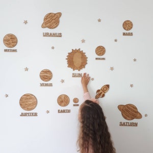 Zonnestelsel gemaakt van hout, houten behang aan de muur, houten decor aan de muur