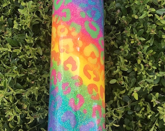 Sprankelende regenboogbeker met luipaardprint