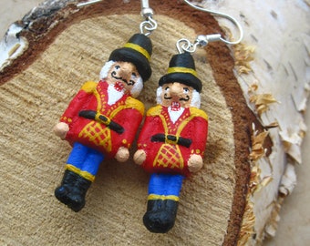 Orecchini schiaccianoci di Natale, orecchini bambola schiaccianoci, orecchini fatti a mano in argilla polimerica, orecchini festivi, riempitivo per calze, regalo di Natale