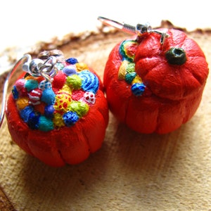 Met snoep gevulde pompoen oorbellen, pompoenen gevuld met snoep oorbellen, polymeer pompoen oorbellen, Halloween oorbellen, herfst sieraden