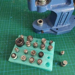 Puede incluir: Tabla de cortar de madera hecha a mano, con acabado natural y borde vivo. Cuenta con un canal para jugos. Dimensiones: aproximadamente 45 cm de largo, 30 cm de ancho y 2,5 cm de grosor.