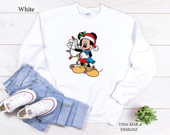Mickey Holding Christmas Light Sweatshirt\\Mickey Disney Chemise de Noël\\Sweatshirt de Noël\\Chemise Unisex