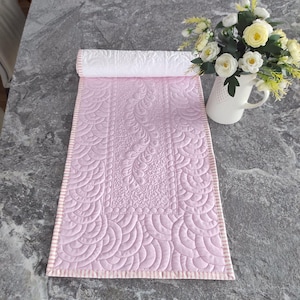 Handgemachter gesteppter Tischläufer: Blumenmuster rosa Patina Tischdeko Tischdeko