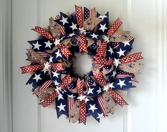 Ghirlanda americana con stelle e strisce in maglia decorativa patriottica per il 4 luglio e il Memorial Day