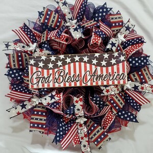 4 lipca i Dzień Pamięci Patriotyczny Deco Mesh Stars and Stripes Americana Wreath
