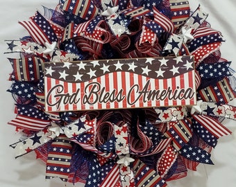 4 luglio e Memorial Day Patriotic Deco Mesh Stars and Stripes Americana Wreath