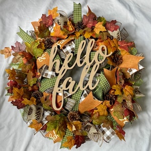 Couronne en maille déco automne Hello Fall de 24 po.