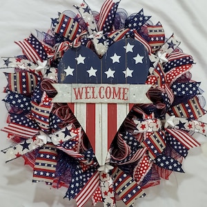 4 lipca i Dzień Pamięci Patriotyczny Deco Mesh Stars and Stripes Americana Wreath